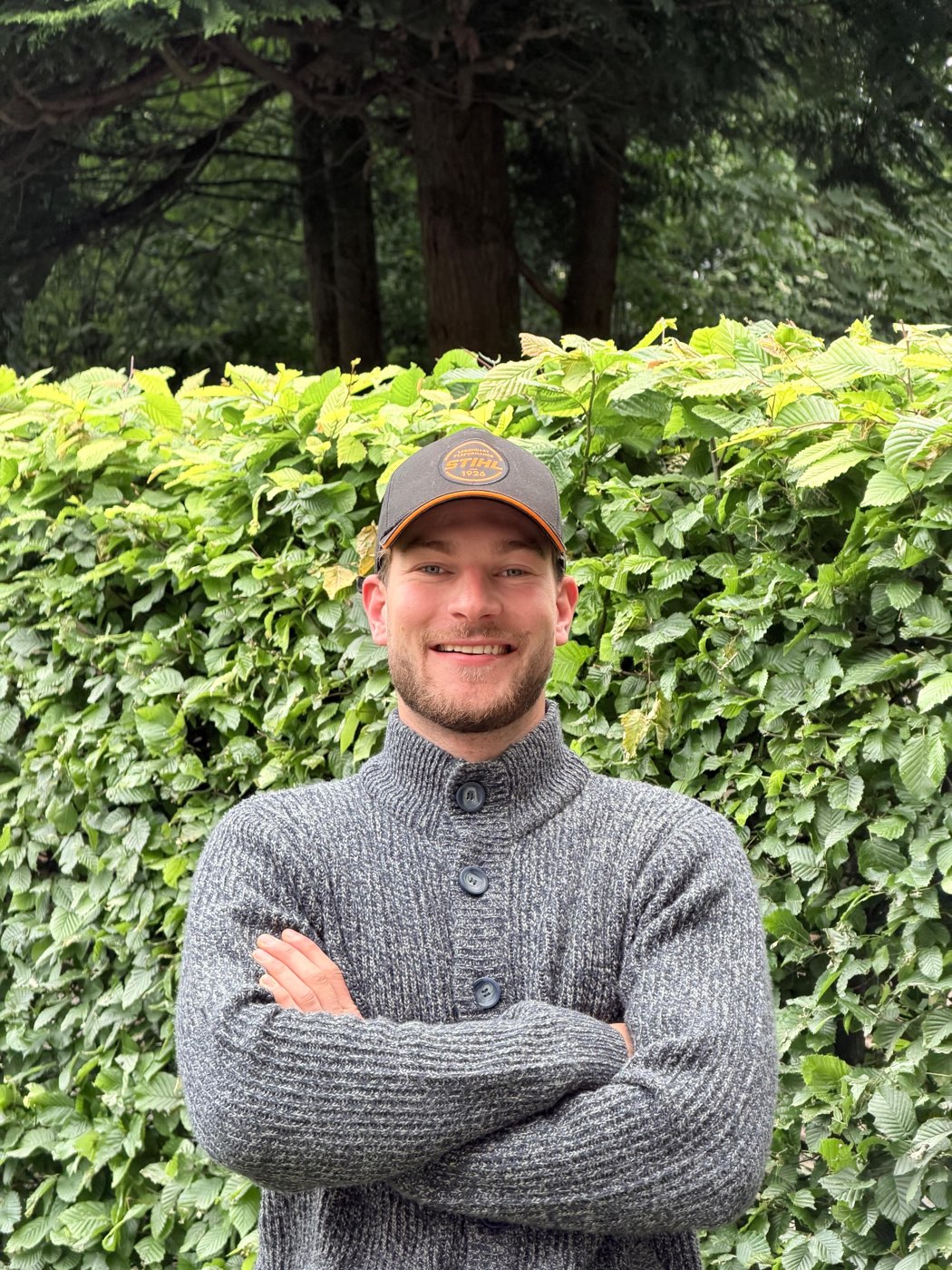 Samuel Loyen vor einer frisch geschnittenen Hecke